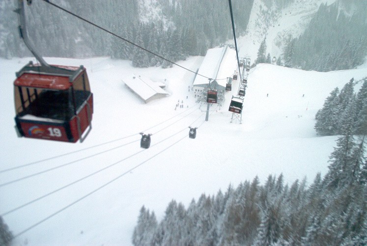 Ischgl, apres ski, apres-ski, apres, snowboard, ski, ski fahren, Alpen, Piste, skifahren, Österreich, boarden, skigebiet, Idalp, Idalpe, paznaun, paznauntal, silvretta, samnaun, reisebericht, austria, tirol, st anton, st. anton, galtür, sölden, saalbach, saalbach-hinterglemm, flügerl, wodka-bull, red bull, willy, kuhstall, trofana alm, paznauer taja, posthörndl, madlein, elisabeth, schatzi, pacha, saufen, trinken, feiern, boarden, snowboarden, boardbabe, snowboarding, hütte