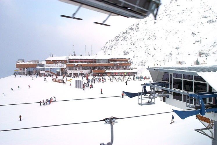 Ischgl, apres ski, apres-ski, apres, snowboard, ski, ski fahren, Alpen, Piste, skifahren, Österreich, boarden, skigebiet, Idalp, Idalpe, paznaun, paznauntal, silvretta, samnaun, reisebericht, austria, tirol, st anton, st. anton, galtür, sölden, saalbach, saalbach-hinterglemm, flügerl, wodka-bull, red bull, willy, kuhstall, trofana alm, paznauer taja, posthörndl, madlein, elisabeth, schatzi, pacha, saufen, trinken, feiern, boarden, snowboarden, boardbabe, snowboarding, hütte