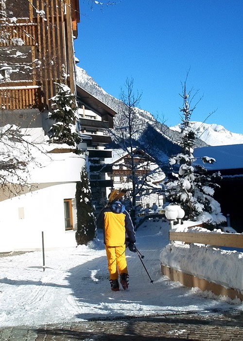 Ischgl, apres ski, apres-ski, apres, snowboard, ski, ski fahren, Alpen, Piste, skifahren, Österreich, boarden, skigebiet, Idalp, Idalpe, paznaun, paznauntal, silvretta, samnaun, reisebericht, austria, tirol, st anton, st. anton, galtür, sölden, saalbach, saalbach-hinterglemm, flügerl, wodka-bull, red bull, willy, kuhstall, trofana alm, paznauer taja, posthörndl, madlein, elisabeth, schatzi, pacha, saufen, trinken, feiern, boarden, snowboarden, boardbabe, snowboarding, hütte