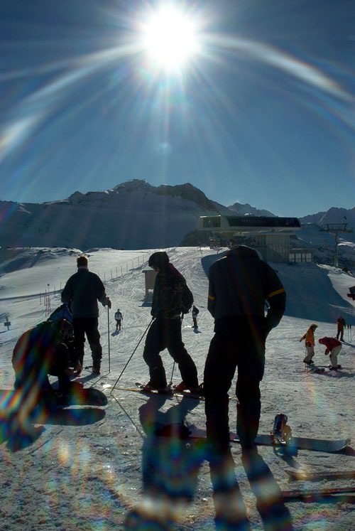 Ischgl, apres ski, apres-ski, apres, snowboard, ski, ski fahren, Alpen, Piste, skifahren, Österreich, boarden, skigebiet, Idalp, Idalpe, paznaun, paznauntal, silvretta, samnaun, reisebericht, austria, tirol, st anton, st. anton, galtür, sölden, saalbach, saalbach-hinterglemm, flügerl, wodka-bull, red bull, willy, kuhstall, trofana alm, paznauer taja, posthörndl, madlein, elisabeth, schatzi, pacha, saufen, trinken, feiern, boarden, snowboarden, boardbabe, snowboarding, hütte