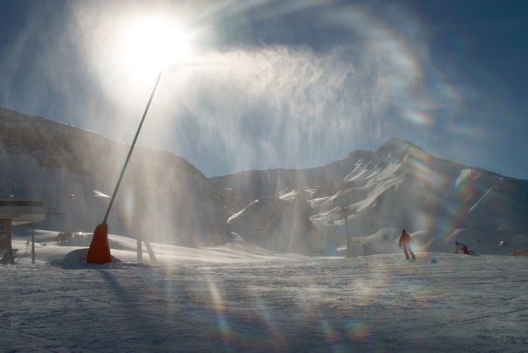 Ischgl, apres ski, apres-ski, apres, snowboard, ski, ski fahren, Alpen, Piste, skifahren, Österreich, boarden, skigebiet, Idalp, Idalpe, paznaun, paznauntal, silvretta, samnaun, reisebericht, austria, tirol, st anton, st. anton, galtür, sölden, saalbach, saalbach-hinterglemm, flügerl, wodka-bull, red bull, willy, kuhstall, trofana alm, paznauer taja, posthörndl, madlein, elisabeth, schatzi, pacha, saufen, trinken, feiern, boarden, snowboarden, boardbabe, snowboarding, hütte