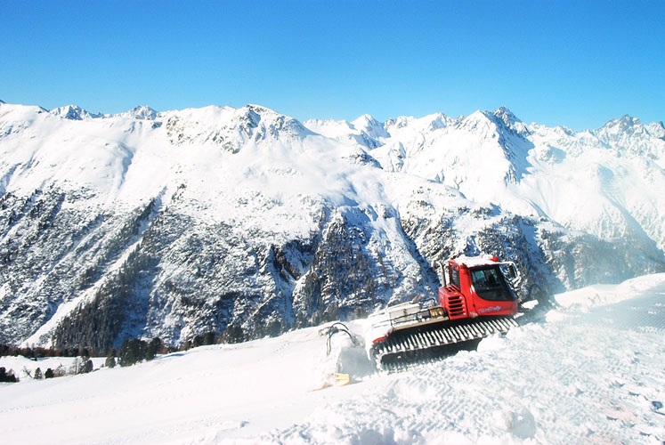 Ischgl, apres ski, apres-ski, apres, snowboard, ski, ski fahren, Alpen, Piste, skifahren, Österreich, boarden, skigebiet, Idalp, Idalpe, paznaun, paznauntal, silvretta, samnaun, reisebericht, austria, tirol, st anton, st. anton, galtür, sölden, saalbach, saalbach-hinterglemm, flügerl, wodka-bull, red bull, willy, kuhstall, trofana alm, paznauer taja, posthörndl, madlein, elisabeth, schatzi, pacha, saufen, trinken, feiern, boarden, snowboarden, boardbabe, snowboarding, hütte