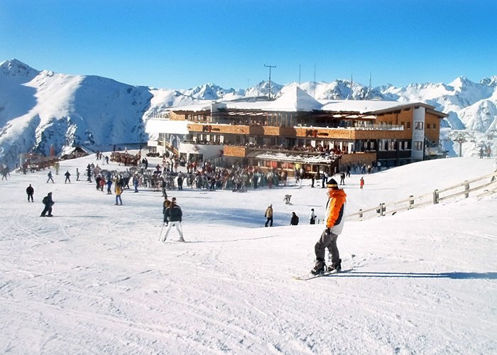 Ischgl, apres ski, apres-ski, apres, snowboard, ski, ski fahren, Alpen, Piste, skifahren, Österreich, boarden, skigebiet, Idalp, Idalpe, paznaun, paznauntal, silvretta, samnaun, reisebericht, austria, tirol, st anton, st. anton, galtür, sölden, saalbach, saalbach-hinterglemm, flügerl, wodka-bull, red bull, willy, kuhstall, trofana alm, paznauer taja, posthörndl, madlein, elisabeth, schatzi, pacha, saufen, trinken, feiern, boarden, snowboarden, boardbabe, snowboarding, hütte