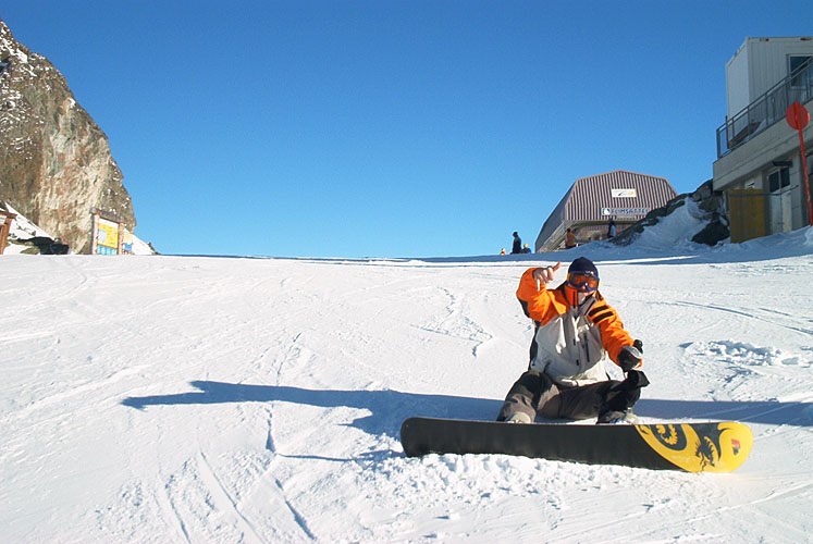 Ischgl, apres ski, apres-ski, apres, snowboard, ski, ski fahren, Alpen, Piste, skifahren, Österreich, boarden, skigebiet, Idalp, Idalpe, paznaun, paznauntal, silvretta, samnaun, reisebericht, austria, tirol, st anton, st. anton, galtür, sölden, saalbach, saalbach-hinterglemm, flügerl, wodka-bull, red bull, willy, kuhstall, trofana alm, paznauer taja, posthörndl, madlein, elisabeth, schatzi, pacha, saufen, trinken, feiern, boarden, snowboarden, boardbabe, snowboarding, hütte