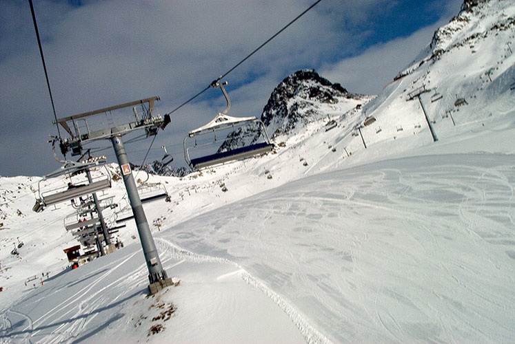 Ischgl, apres ski, apres-ski, apres, snowboard, ski, ski fahren, Alpen, Piste, skifahren, Österreich, boarden, skigebiet, Idalp, Idalpe, paznaun, paznauntal, silvretta, samnaun, reisebericht, austria, tirol, st anton, st. anton, galtür, sölden, saalbach, saalbach-hinterglemm, flügerl, wodka-bull, red bull, willy, kuhstall, trofana alm, paznauer taja, posthörndl, madlein, elisabeth, schatzi, pacha, saufen, trinken, feiern, boarden, snowboarden, boardbabe, snowboarding, hütte