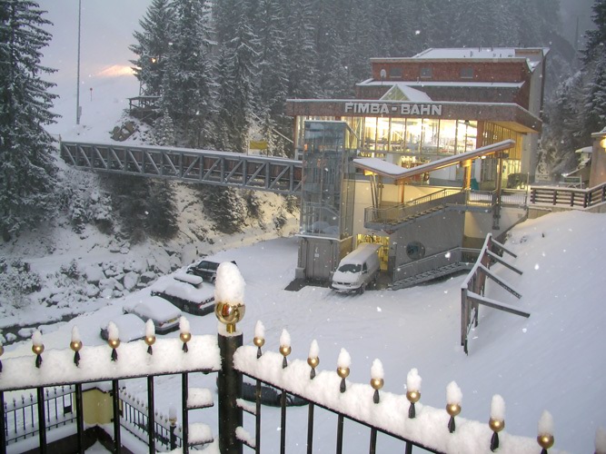 Ischgl, apres ski, apres-ski, apres, snowboard, ski, ski fahren, Alpen, Piste, skifahren, Österreich, boarden, skigebiet, Idalp, Idalpe, paznaun, paznauntal, silvretta, samnaun, reisebericht, austria, tirol, st anton, st. anton, galtür, sölden, saalbach, saalbach-hinterglemm, flügerl, wodka-bull, red bull, willy, kuhstall, trofana alm, paznauer taja, posthörndl, madlein, elisabeth, schatzi, pacha, saufen, trinken, feiern, boarden, snowboarden, boardbabe, snowboarding, hütte