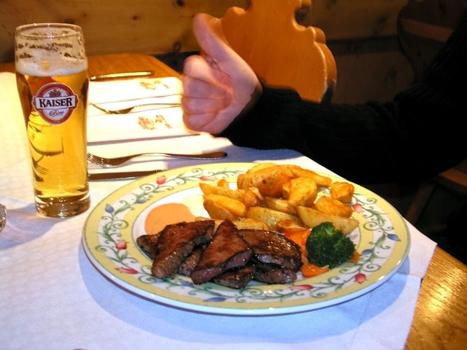 Ischgl, apres ski, apres-ski, apres, snowboard, ski, ski fahren, Alpen, Piste, skifahren, Österreich, boarden, skigebiet, Idalp, Idalpe, paznaun, paznauntal, silvretta, samnaun, reisebericht, austria, tirol, st anton, st. anton, galtür, sölden, saalbach, saalbach-hinterglemm, flügerl, wodka-bull, red bull, willy, kuhstall, trofana alm, paznauer taja, posthörndl, madlein, elisabeth, schatzi, pacha, saufen, trinken, feiern, boarden, snowboarden, boardbabe, snowboarding, hütte